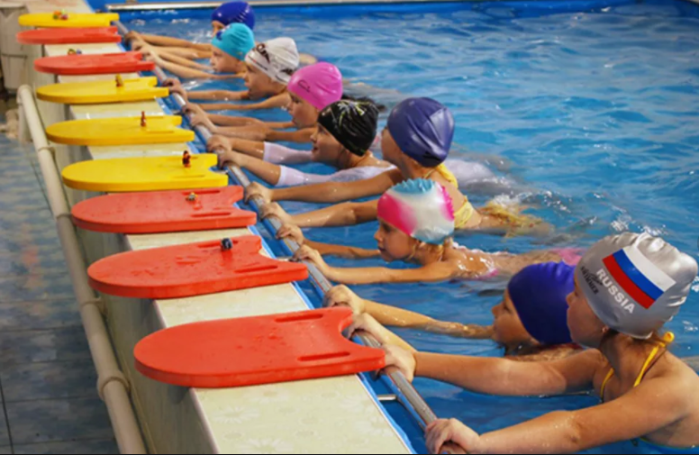 Занятия в бассейне. Дети в бассейне. Плавание для дошкольников. Тренировка по плаванию дети. Занятие обучение плаванию