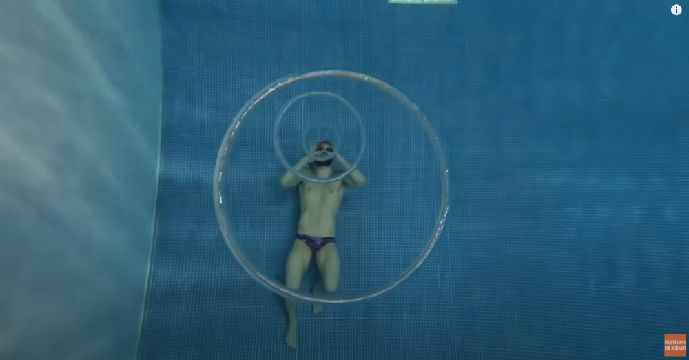 Как делать воздушные кольца под водой?