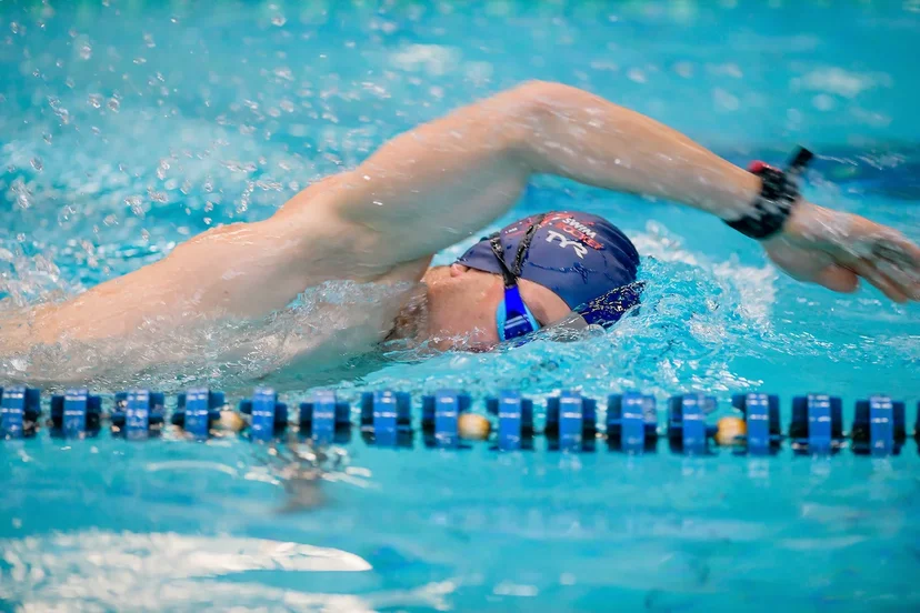 Осознанность в движении во время плавания