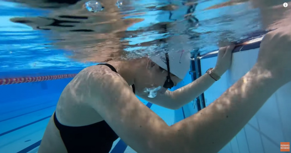 Как научиться плавать с нуля, даже если вы не держитесь на воде?